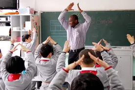 花上万元，却是“黑外教”上课，中国的40万外教，三分之二不合格图片