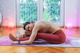 每天坚持这9个瑜伽动作，留住胶原蛋白，越练越年轻图片