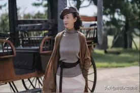 这才是中年妈妈该有的穿搭！羊绒大衣＋半身裙，御寒减龄，很高级图片