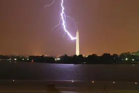 美国华盛顿纪念碑遭雷劈，为何刚好是15号凌晨？雷暴威力有多大？图片