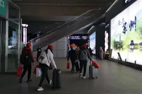 首趟江苏苏州-贵州铜仁对口帮扶返岗专列开通 助力企业复工复产图片