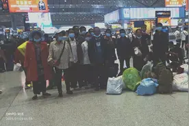 16位四川农民工深夜露宿广场 西安好心人帮买吃喝还安顿住宿——“你的好永远都记在心里”图片