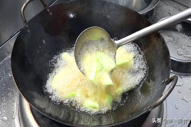 丝瓜作为夏季时令菜、和番茄绝配，维c含量高，简单一炒营养美味