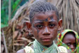 隐居非洲丛林的“袖珍”部落：8岁停止生长，猎捕大象当作成人礼图片