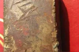 世界上最幸运的农民，割了一把草，发现68斤金条图片