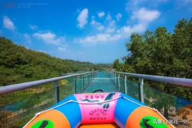 在半空中漂流什么感觉？浙江网红空中漂流落差80米，游客：太刺激图片