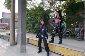 张馨予携妈妈拍朋克大片，母女同款烟熏妆耍帅，张妈妈自诩小酷妹图片