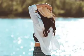 男人跟初恋联系，你以为是“旧情难忘”就错了图片