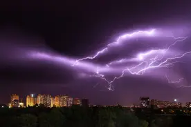 被中介坑了！6倍大牛股跌停，127亿白酒重组案中止，6万股民冤了图片