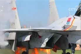 歼-15战机空中突发险情 在他坚持下满载带弹避开村庄城市图片