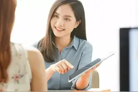 每一个优秀的销售都是天生的演员，看妹子逆向思维华丽的表演图片
