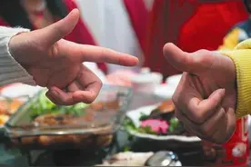 原来大家都会玩的划拳，还有更深远的文化意味，你知道吗图片
