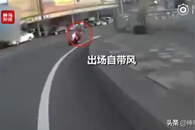 速度与激情现实版！台湾大妈街头飙机车不减速 侧身压车平稳过弯图片