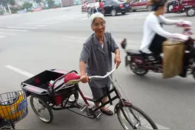 齐鲁洪哥实景拍摄山东海阳九十多岁老太太骑三轮车（2014年7月）图片