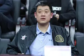 国内联赛又现球场冲突！全队一起围殴裁判！这种比赛早该取消了图片