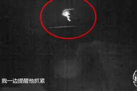 半夜三更，电线杆上惊现“蜘蛛侠”，脚踩电线不断做出危险举动图片