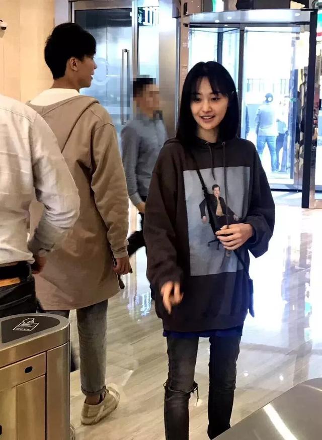 郑爽现身美国暴瘦如柴又被酸?网友为女明星体重操碎了心