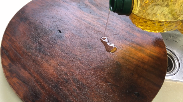 菜板上撒一把，不管多脏多黑的菜板一擦就掉，轻松洗净无细菌