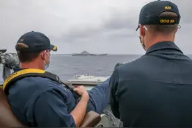 美舰近距拍摄中国航母，意欲何为？专家：企图为“台独”撑腰，搅局南海，趁乱渔利图片