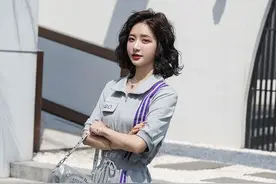 「运动型港风」小个子连衣裙，时尚的醒目撞色，让你潮得毫不费力图片