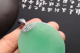 我是玉雕师，用翡翠无事牌改工的《虚空藏菩萨》您喜欢哪一个设计图片