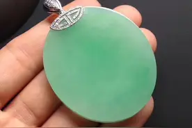 我是玉雕师，用翡翠无事牌改工的《虚空藏菩萨》您喜欢哪一个设计图片