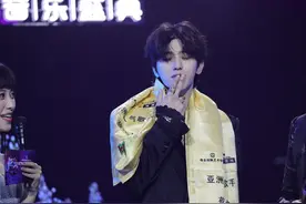 蔡徐坤穿绸缎黑西装对镜飞吻，《情人》舞台首秀全开麦超稳图片