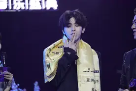 蔡徐坤穿绸缎黑西装对镜飞吻，《情人》舞台首秀全开麦超稳图片