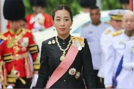 帕公主比苏提达更谦卑，匍匐地上对诗琳通行礼，为了王储位真不易图片