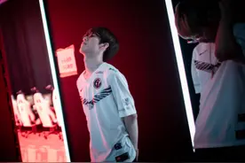 IG季后赛一轮游后，Rookie赛后更博感慨，宁王宝蓝举动引粉丝热议图片