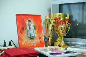 山东女孩4岁照顾双目失明父母，做父母一辈子的“明亮天使”图片