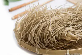 粉条厂员工：买错粉条等于吃胶，牢记4点，避开加胶粉条，不吃亏图片