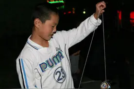 男孩子小时候玩的三种玩具，悠悠球霸占榜首，剩下的你也一定玩过图片