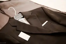 黑色衣服穿久了发红怎么办，衣服有块地方褪色可以修复吗？图片