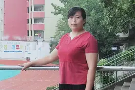 泪目！突闻父亲去世，高三班主任隐瞒消息，强忍悲痛坚持陪考图片