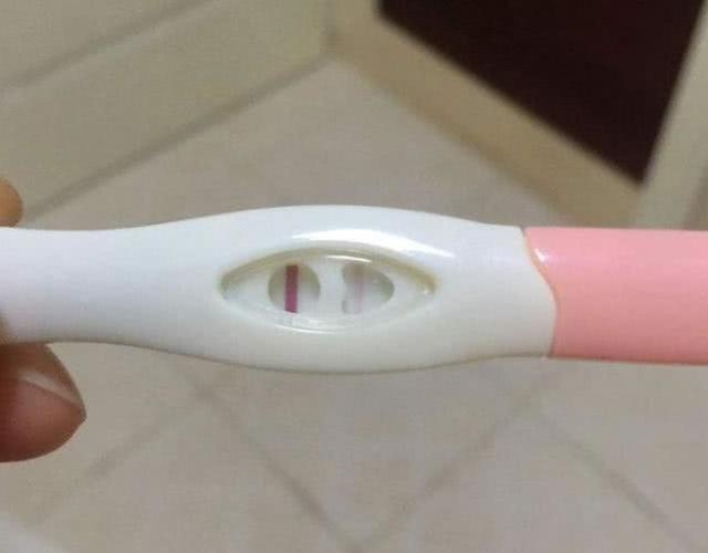 验孕时,显示一深一浅,是怀孕了吗?看完后你就明白了!