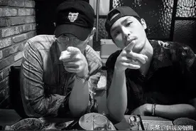 Bigbang成员TOP晒与友人潇洒日常，粉丝大呼：帅爆了，求回归图片