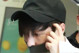 男明星的素颜也不高级，张艺兴不化妆的脸蛋，看着真挺普通的图片