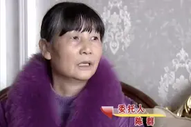 女子找丈夫要说法，丈夫却与小三当众亲吻秀恩爱，女子该何去何从图片
