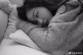 金靖时尚大片，黑白色穿搭清冷的色调，一组有电影质感的照片图片