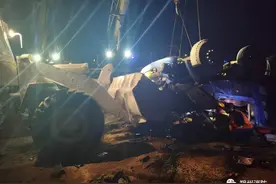 半挂车翻车情况危急 出警救援化险为夷——山阴消防成功处置一起交通事故图片