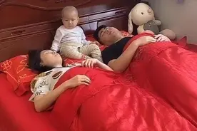逗比父母哪家强？父母疯癫式逗娃，娃一脸嫌弃：别说我认识你们图片