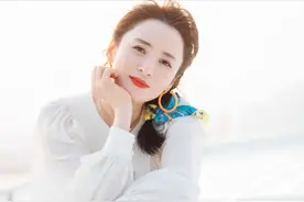 中年女人怎么穿才美？像蒋勤勤这样穿长T恤配紧身裤，舒适又有型图片