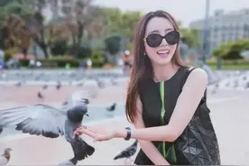 李思思国外度假够真实！穿连衣裙脚踩人字拖，这才是天然气质美女图片