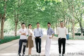 43岁李梓萌气质出众，蓝白条纹衬衫配白色背带阔腿裤，清新减龄图片