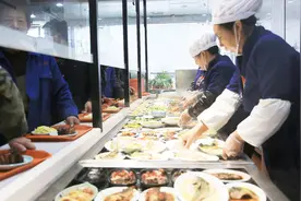 杭州这家老年食堂能用大数据分析饮食结构 国家特一级厨师掌勺视频封面