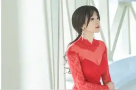 柳岩身材太有“料”，穿红色蕾丝裙完全遮不住，网友：美的太性感图片