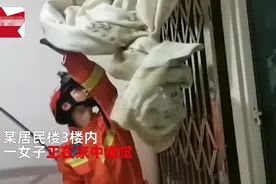 四川一女子睡梦中听到“异响”，打开灯一看吓傻：一条蛇在床边图片