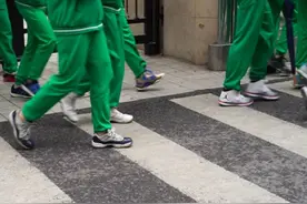 中学生“攀比风”盛行，身穿平价的统一校服，脚上却踩着天价球鞋图片