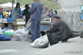 八旬老人舍弃“豪宅”回村捡破烂儿，一生积蓄打水漂儿，看咋回事图片